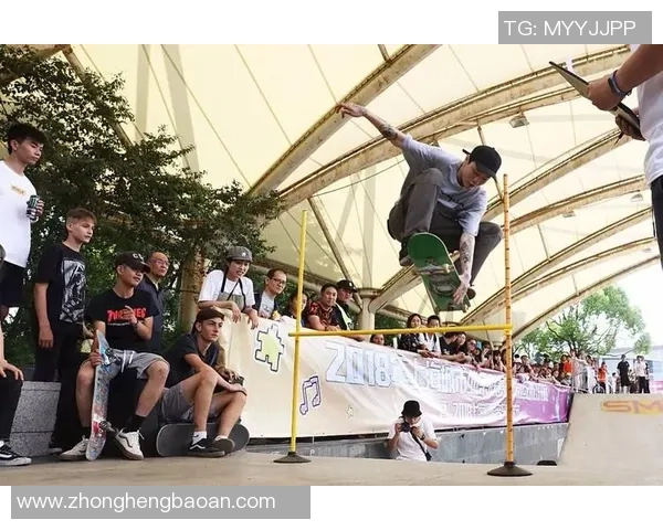 足球巨星跨界挑战滑板极限运动展现惊人技巧与活力